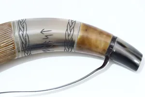 Corneta Vikinga Hecha a Mano con Cuerno Natural de Vaca y Buey, Diseño Simple de Trompeta con Motivos Nórdicos en Cuero por NS Overseas - Product Image 2