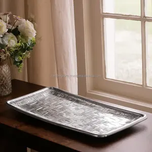 Plateau en métal fait main par un designer pour la décoration de la maison, plateau en métal avec motif floral poli et vente en gros pour les acheteurs en gros - Product Image 1