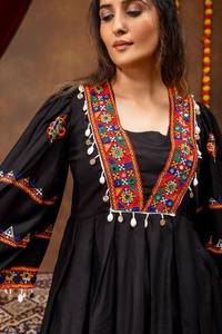 Tenue de fête pour femmes, spéciale Navratri, en rayonne brodée et en denim de coton Kediya avec travail de miroirs véritable, protection solaire, infroissable - Product Image 3