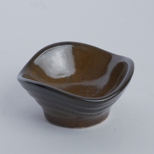 Assiette carrée moderne en grès brun foncé brillant pour la sauce soja, idéale pour les restaurants, hôtels, cafés et la présentation sur table. - Product Image 4