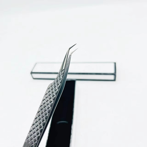Pinzas Personalizadas para Extensiones de Pestañas de Acero Inoxidable Negro Mate a 45 Grados, Pinzas para Cejas con Logotipo Personalizado - Product Image 1