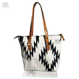 Bolso tote de cuero vacuno de lujo, hecho a mano con diseño floral, para mujer, ideal para viajes, precio al por mayor. - Product Image 4