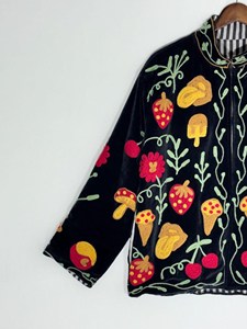 Veste bohème en velours noir brodée de fleurs Suzani avec motif de fruits et de fleurs, manches longues, col montant, manteau d'hiver bohème - Product Image 5