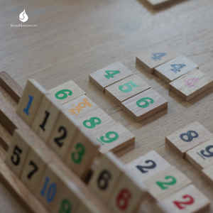 Match & Run: Juego de Mesa Familiar de Madera con Números, Estilo Rummy, Aprende Habilidades de Toma de Decisiones para Todas las Edades, Precio de Fábrica al por Mayor - Product Image 1