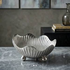Bol à fruits design moderne avec poignées et base sur piédestal pour la décoration de fêtes, présentoir de vaisselle, centre de table, articles de décoration, bols argentés - Product Image 2