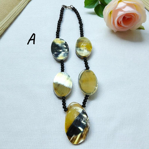 Collier statement artisanal en corne de buffle, éco-responsable et équitablement provenant de Perfect Enterprises, avec des perles bohèmes volumineuses. - Product Image 4
