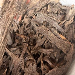 Encens de haute qualité en copeaux de bois d'oud, brûleur d'encens artisanal vietnamien et chinois, parfum agréable et aromatique, 100% naturel - Product Image 1