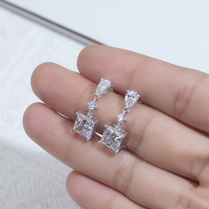 ต่างหูเพชรทรงเจ้าหญิงแบบยูนีค เพชรเลี้ยงในห้องปฏิบัติการ ทองคำแท้ 14K สี E รับรองโดย IGI เครื่องประดับงานแต่งงานสำหรับผู้หญิงแบบคลาสสิก - Product Image 4