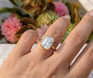 Anillo de Compromiso de Lujo con Moissanita Corte Esmeralda de Lurba Jewels, Chapado en Oro de 18k sobre Plata de Ley, con Engaste de Garras, para Mujer - Product Image 6