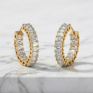 Boucles d'oreilles créoles de luxe en or 9 carats avec diamants de laboratoire taille émeraude sertis en canal, couleur E, 3,60 carats au total - Product Image 2