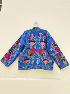 Chaqueta de Invierno de Terciopelo Azul con Bordado Suzani, Chaqueta Corta para Festivales, Abrigo Boho Oversize, Kimono para Mujer, Venta al Por Mayor - Product Image 4
