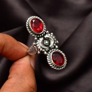 Anillo de Plata de Ley con Granate Rojo Hecho a Mano, Joyería con Piedra de Nacimiento, Gema Roja Natural, Anillo para Mujer, Regalo - Product Image 1