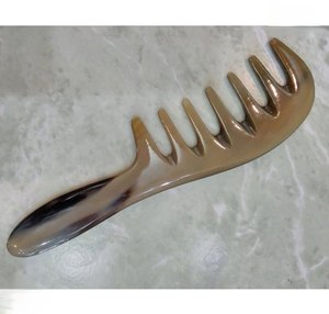 Peine de cuerno de lujo con dientes largos y diseño de fantasma, para el cuidado del cabello y como peine elegante para el tocador y decoración del hogar, al mejor precio. - Product Image 3