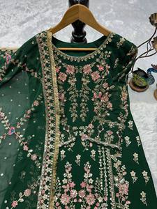 Ensemble Kurti festif avec broderies lourdes, travail de perles et dupatta élégant - Product Image 4