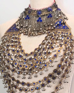 Collar afgano azul real con cadenas densas, campanas, piedras turquesa y colgante central tradicional Kuchi - Product Image 2