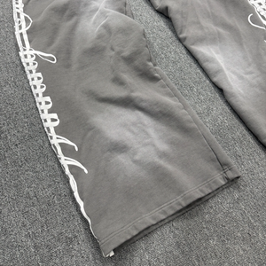 Pantalon de survêtement évasé personnalisé pour homme en molleton bouclette 100% coton, style streetwear hiver, avec logo DTG imprimé et effet délavé à l'acide - Product Image 3