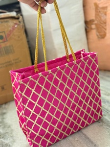 Sac fourre-tout élégant en soie rose fait main avec broderie en treillis doré, parfait pour les mariages, les occasions festives et les célébrations ethniques - Product Image 4