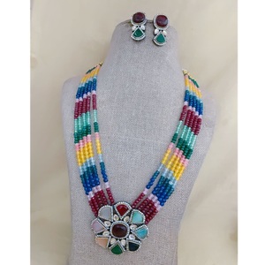 Parure de bijoux élégante en laiton plaqué or avec pierres multicouches et perles, collier long et boucles d'oreilles assorties pour femme, idéale pour mariage et soirée - Product Image 1