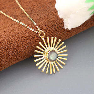 Collier plaqué or 18 carats en gros, avec pendentif délicat en labradorite naturelle chatoyante, pierre ronde, rayons de soleil, pour unisexe - Product Image 3