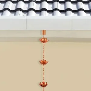Chaîne de pluie élégante en métal pour jardins, maisons et patios, guidant l'eau de pluie avec des sons apaisants et un drainage extérieur élégant. - Product Image 1