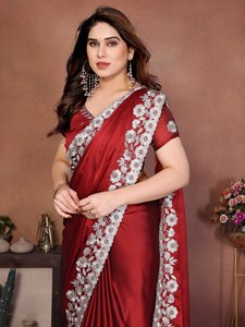 Sari indien traditionnel en soie douce avec de magnifiques broderies pour les mariages et les fêtes - Product Image 4