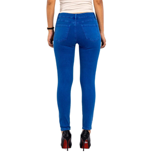 Jeans en denim pour femmes, denim clair, coupe slim, design moderne, finition soignée, confort quotidien, classique, respirant, coton et élasthanne - Product Image 2