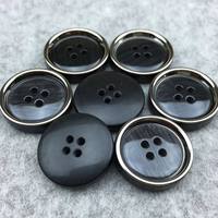 Boutons en corne de buffle noire, les plus vendus et les meilleurs, largement utilisés dans la couture haut de gamme, y compris les costumes sur mesure pour hommes et les manteaux d'hiver.