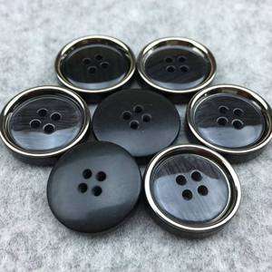 Botón de cuerno negro de búfalo, el más vendido y de mejor calidad, ampliamente utilizado en la confección de alta gama, incluyendo trajes de hombre a medida y abrigos de invierno. - Product Image 3