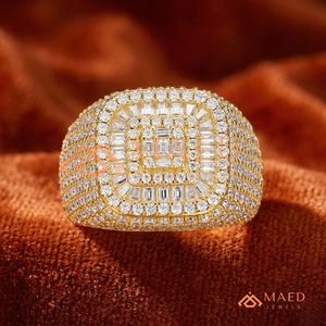 แหวนฮิปฮอปทรงสี่เหลี่ยมประดับเพชรบาแกตต์เคลือบทองคำขาว 18K สำหรับผู้ชาย พร้อมจี้รูปเหรียญประดับเพชรโมอิสซาไนต์ - Product Image 4