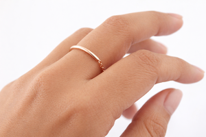 Anillo Minimalista de Cadena Dorada con Disco Pavé, Elegante Joyería de Plata de Ley 925, Regalo para Ella - Product Image 2