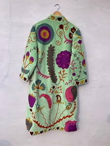 Chaqueta larga vintage de terciopelo verde menta Suzani bordada con diseño floral, manga larga, ropa de abrigo de invierno para mujer - Product Image 1