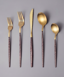 Ensemble de couverts modernes en or avec poignées texturées, finition mate, résistant à la rouille, pour mariage et usage domestique - Product Image 1