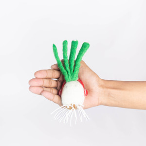 Ornement de Noël en laine fait main en forme de radis avec des écouteurs rouges et des feuilles vertes - Product Image 2