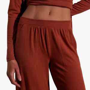 Ensemble décontracté 2 pièces pour femme : haut tricoté à manches longues et pantalon large, couleur unie, col rond, longueur complète, en jersey doux - Product Image 4