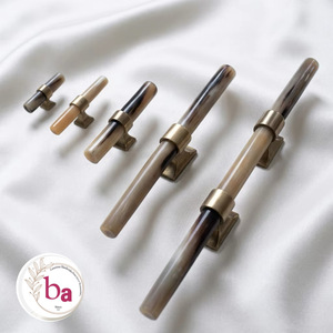 Poignée de meuble cylindrique en laiton avec finition corne, moderne, écologique et durable, pour tiroir de rangement ou placard - Product Image 1