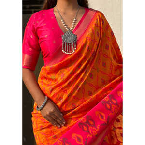 Sari Patola en soie douce orange avec des tissages contrastés pour les tenues de soirée - Product Image 3