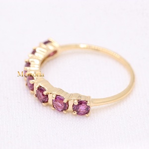 แหวนทองคำแท้ 14K สีเหลืองทองประดับทับทิมทรงกลมธรรมชาติแบบครึ่งวงแหวน Memoria Jewels ขายส่ง - Product Image 5