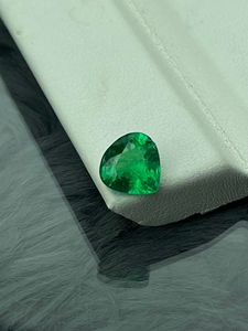Esmeralda de Rajastán de Corte Corazón, 1.45 Quilates, Calidad AAA+, Natural, Sin Tratar, Verde Intenso, Certificada por IGI, STARSGEM, para Joyería - Product Image 2