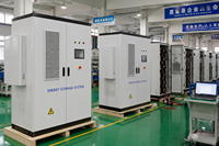 Système de Stockage d'Énergie (ESS) LiFePO4 Refroidi par Liquide 215 kWh 100 kW Haute Densité pour la Gestion de l'Énergie Hors Réseau et sur Réseau et le SMOOTH (Smooth Out Load and Load) pour les Usines