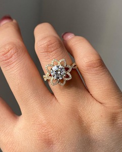 Bague de fiançailles vintage en diamant de laboratoire 2 carats, taille ronde, style floral, sertie à 4 griffes, motif étoile, pour occasions spéciales - Product Image 1