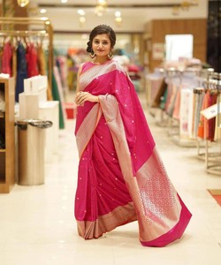 Sari de Seda Rosa con Borde Dorado, Traje Tradicional Indio para Bodas, para Mujer, Largo hasta el Suelo, Corte Regular - Product Image 1