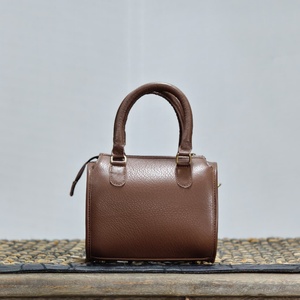 Bolso de mano de cuero vacuno marrón de lujo con rayas blancas y borlas, asa de cuero, bolso cruzado tipo Speedy - Product Image 3