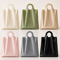 Sac de shopping en plastique PE brillant imprimé sur mesure avec poignée ronde découpée, sac de transport réutilisable pour l'emballage de détail