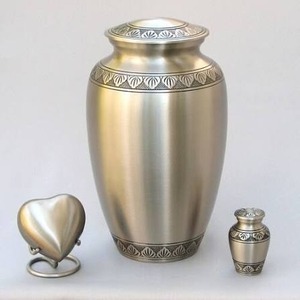Urna Funeraria Plateada para Cenizas Humanas Adultas, Diseño Metálico Resistente con Bandas Horizontales, Urna Conmemorativa de Latón con Bolsa de Terciopelo Gratis - Product Image 2