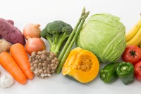 Grandes quantités de légumes verts de qualité supérieure : Radis, Épinards frais, Chou à tige verte