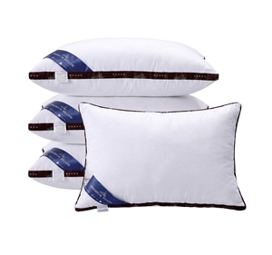 Oreiller de lit en coton doux avec logo personnalisé, hypoallergénique et sans odeur, pour un sommeil réparateur, disponible en gros, prêt à être expédié. - Product Image 1