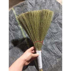 Balai en paille de blé en vrac avec manche robuste pour le nettoyage des sols domestiques, biodégradable, OEM, marque privée - Product Image 1