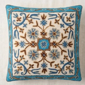 Funda de cojín con bordado Crewel de Cachemira — Diseño geométrico de azulejos en color marfil y turquesa - Product Image 6