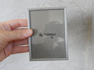 Cadre photo élégant en métal, accent décoratif haut de gamme pour la maison par Tradebyd - Product Image 2