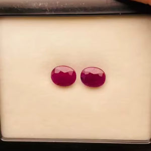 Paire de rubis naturels taille ovale 11,66 carats, non chauffés, non traités, qualité AAA, avec un superbe éclat et une belle couleur à prix avantageux. - Product Image 2